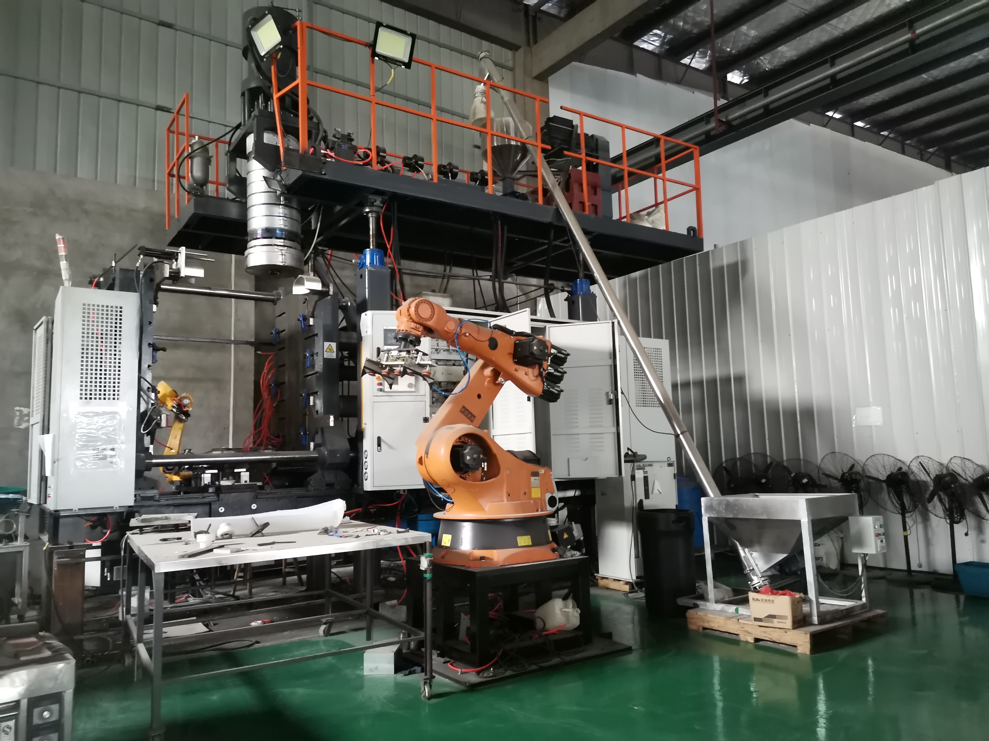 机器人配合吹塑机自动化生产